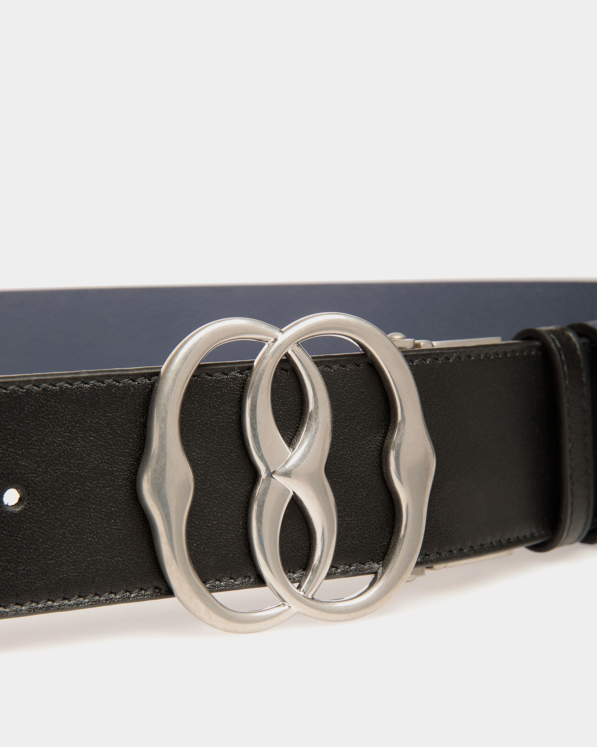 Emblem 40mm Adjustable and Reversible Belt in Navy Blue and Black Leather - Uomo - Bally - 03